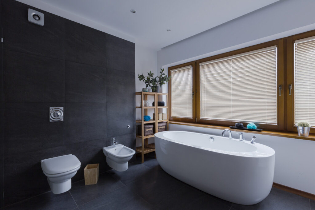 Modernes Badezimmer mit freistehender Badewanne
